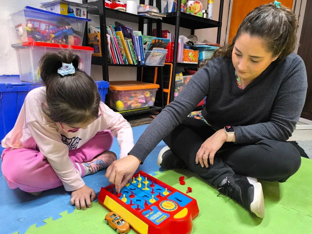 sesión de terapia ocupacional de una terapeuta con una niña
