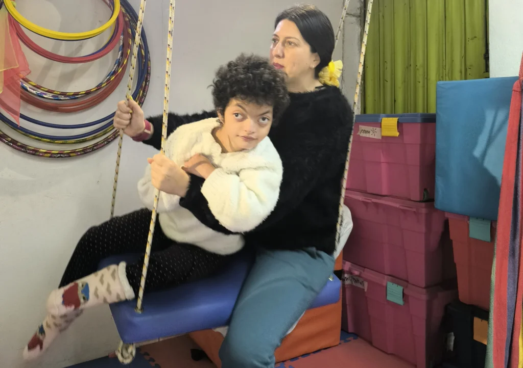 niña y profesora en columpio