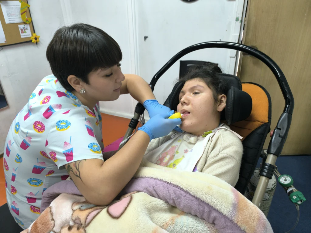 sesión de fonoaudiología de una niña con discapacidad