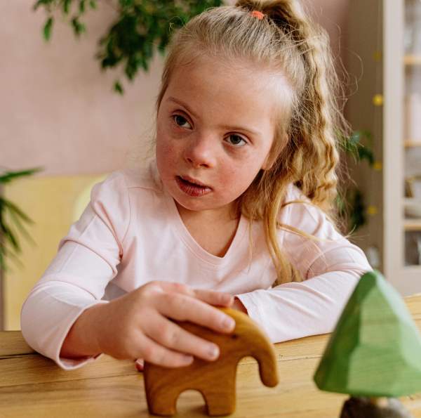 niña con discapacidad en una sesión psicológica